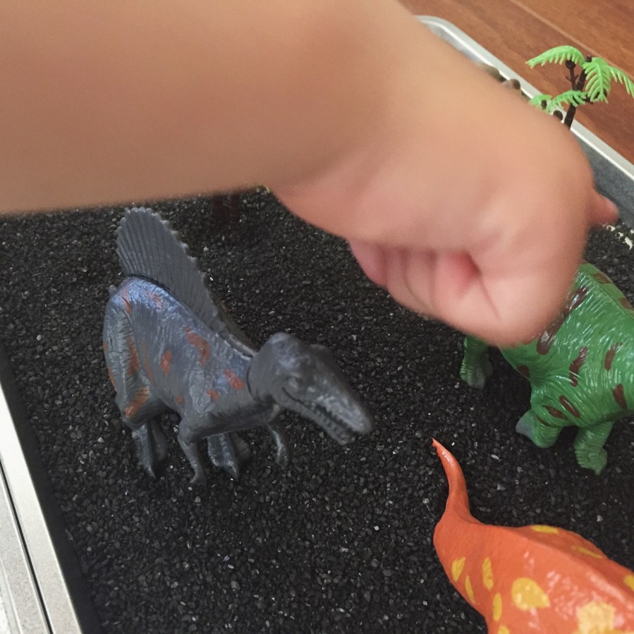 Bandeja sensorial de dinosaurios