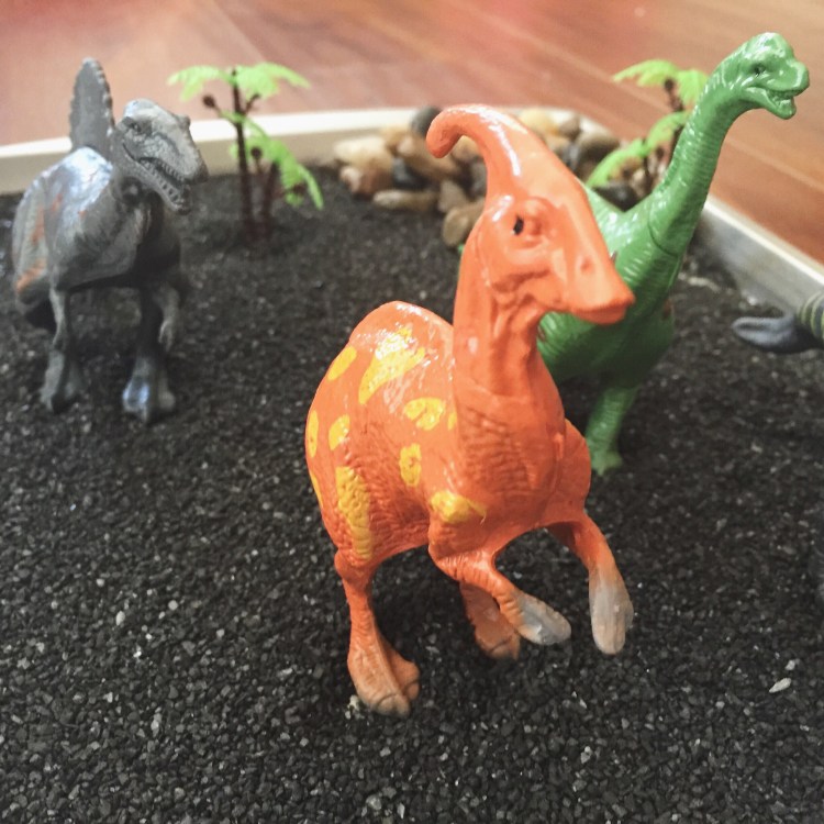 Bandeja sensorial dinosaurios