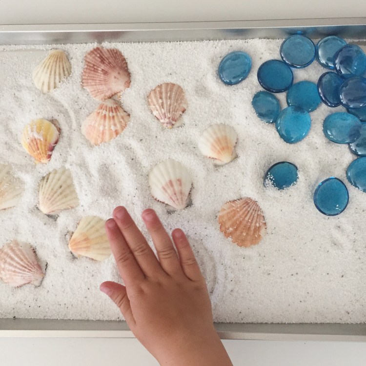 Aprende jugando con bandeja sensorial