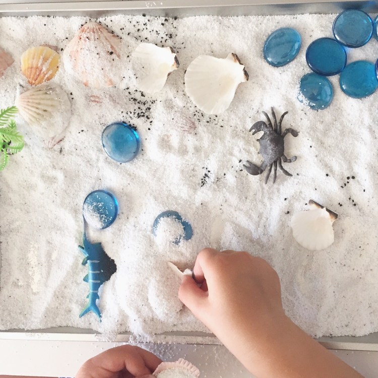 Aprende jugando con bandeja sensorial