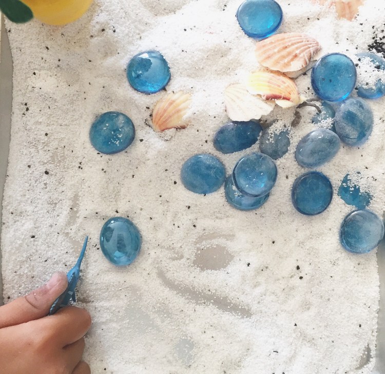 Aprende jugando bandeja sensorial Mar