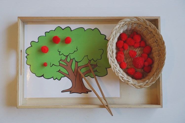 pompones y manzanas para niños