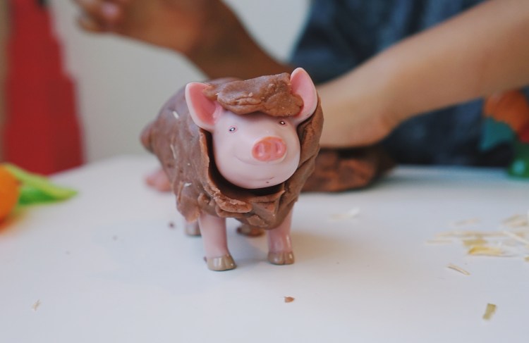 Actividades preescolares de granja para peques cerdo con lodo